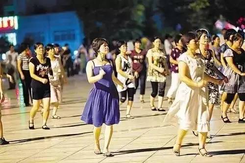 雨夜新广场舞，舞动生活的旋律